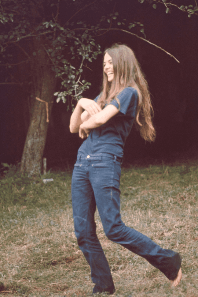 woodstock 1969 Long-haired, barefoot laughing young woman